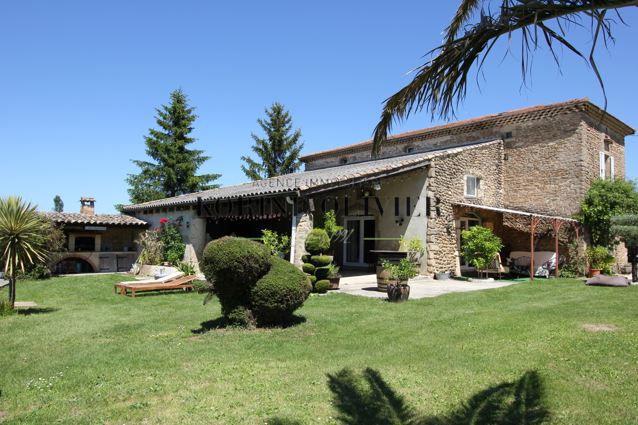 Belle propriété en pierre de 210 m2 avec piscine et terrain